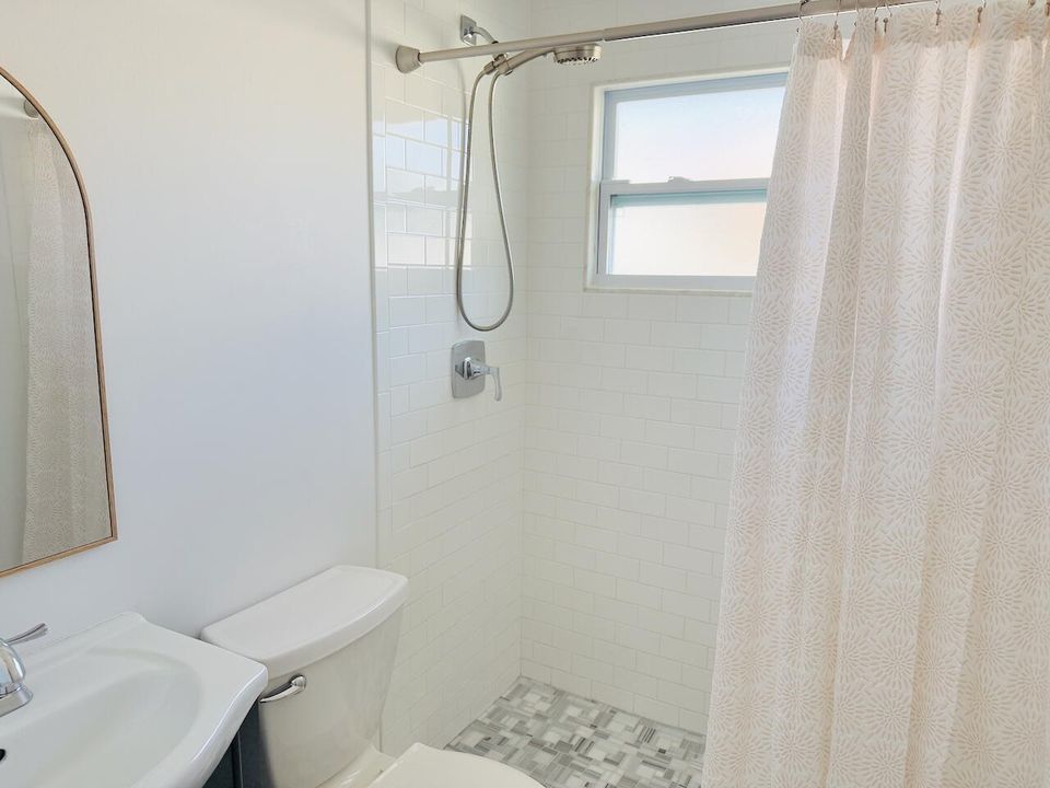 For Rent: $4,500 (2 beds, 2 baths, 1000 Square Feet)