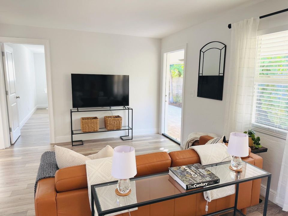 For Rent: $4,500 (2 beds, 2 baths, 1000 Square Feet)