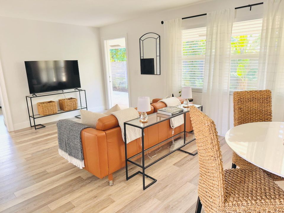 For Rent: $4,500 (2 beds, 2 baths, 1000 Square Feet)