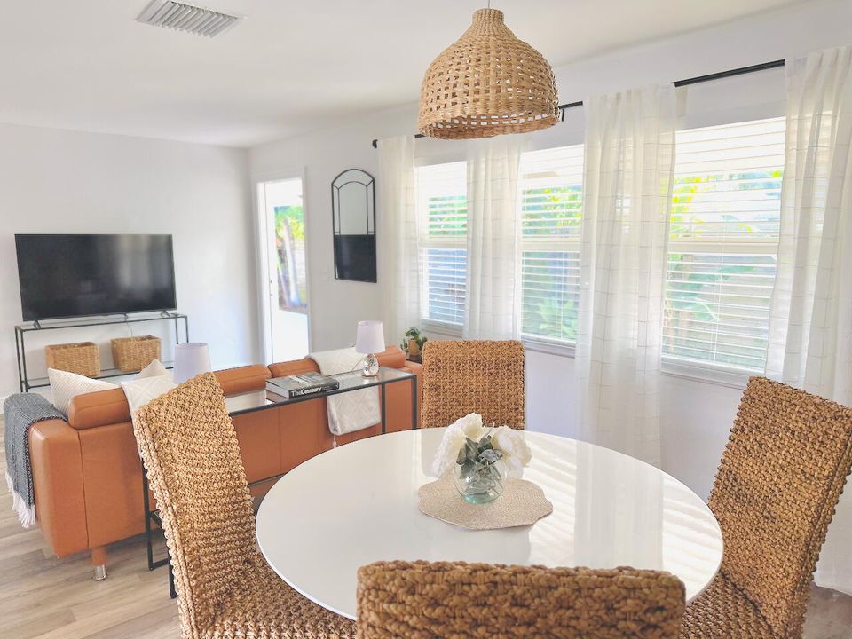 For Rent: $4,500 (2 beds, 2 baths, 1000 Square Feet)