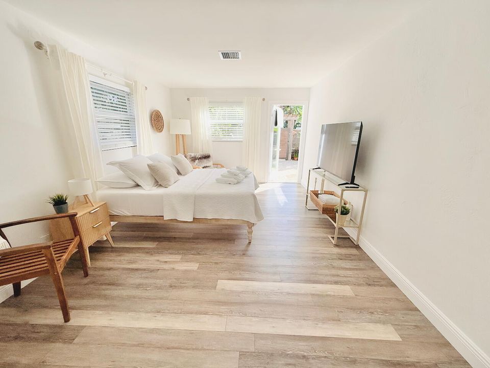 For Rent: $4,500 (2 beds, 2 baths, 1000 Square Feet)