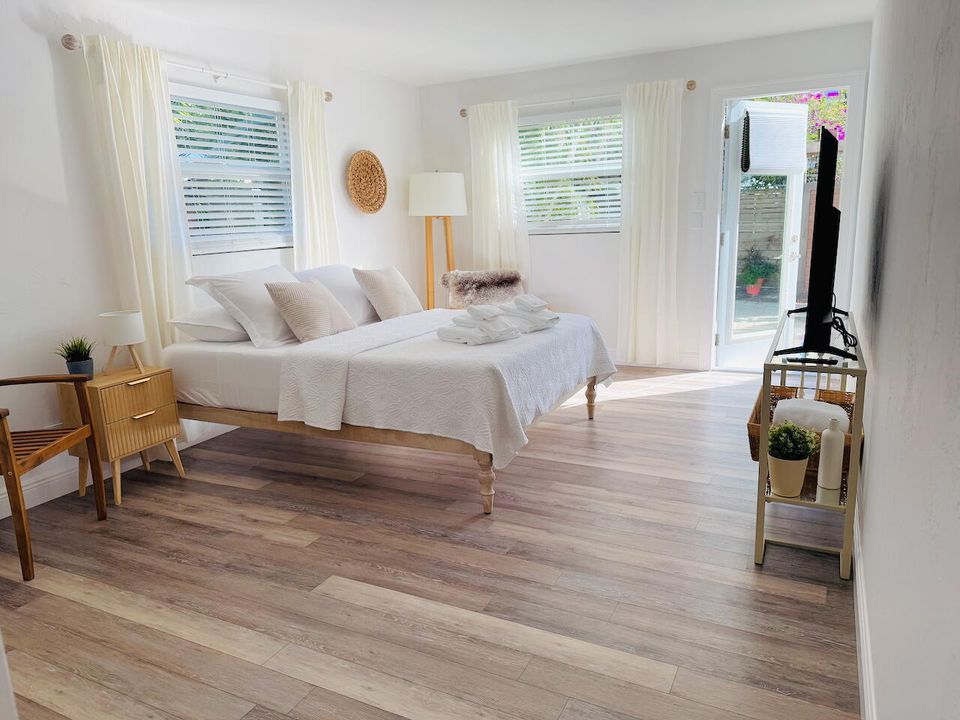 For Rent: $4,500 (2 beds, 2 baths, 1000 Square Feet)