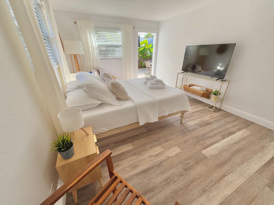 For Rent: $4,500 (2 beds, 2 baths, 1000 Square Feet)