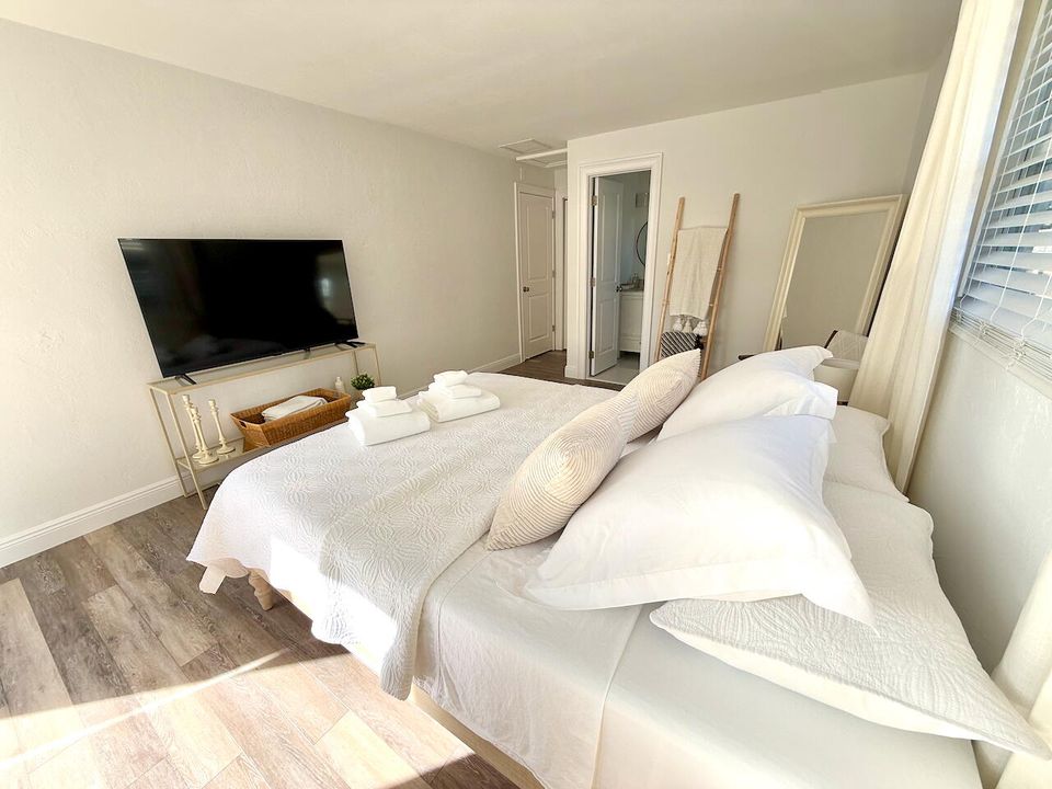 For Rent: $4,500 (2 beds, 2 baths, 1000 Square Feet)