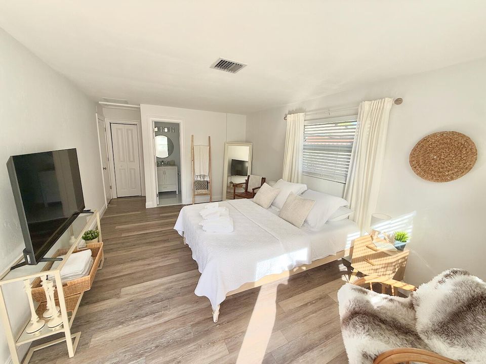 For Rent: $4,500 (2 beds, 2 baths, 1000 Square Feet)