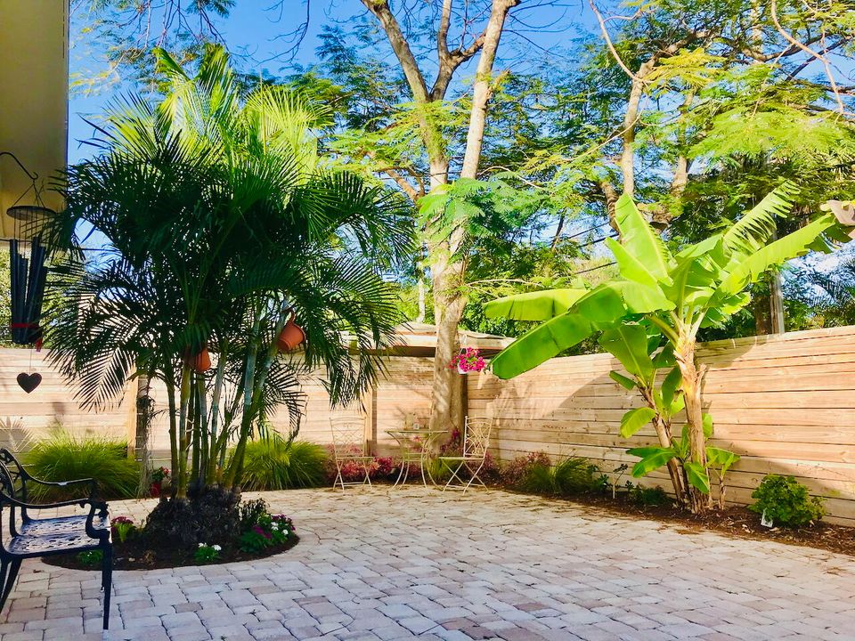 For Rent: $4,500 (2 beds, 2 baths, 1000 Square Feet)