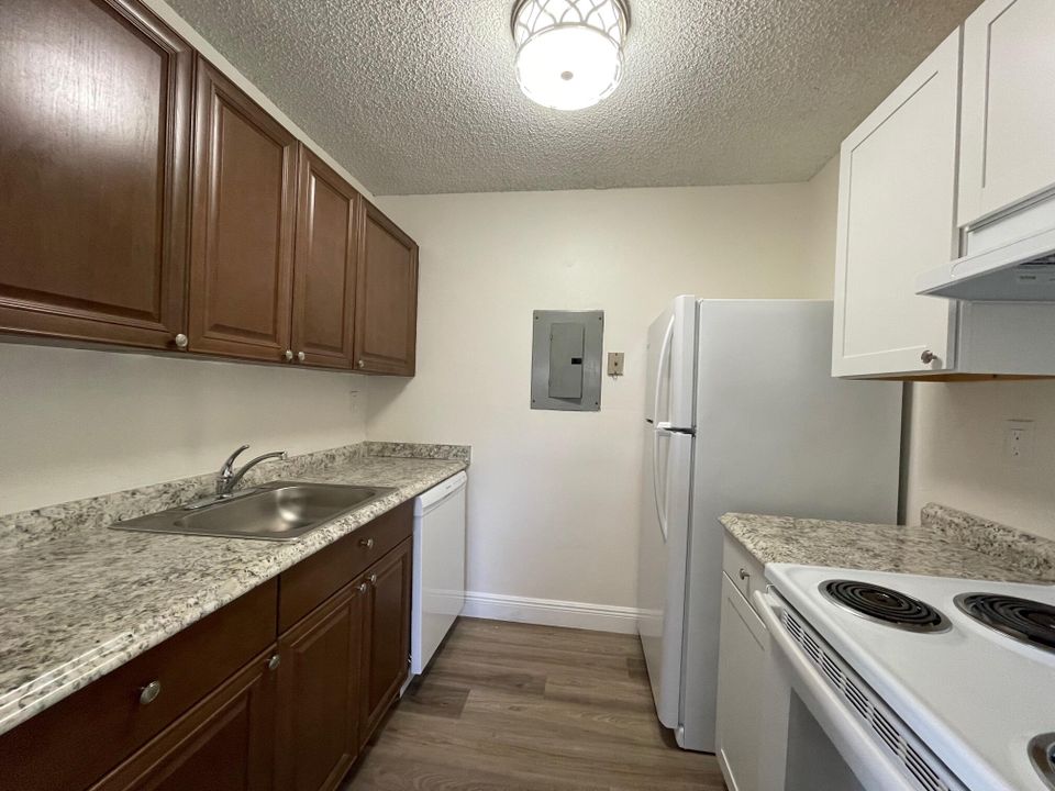 出租: $1,550 (1 贝兹, 1 浴室, 540 平方英尺)