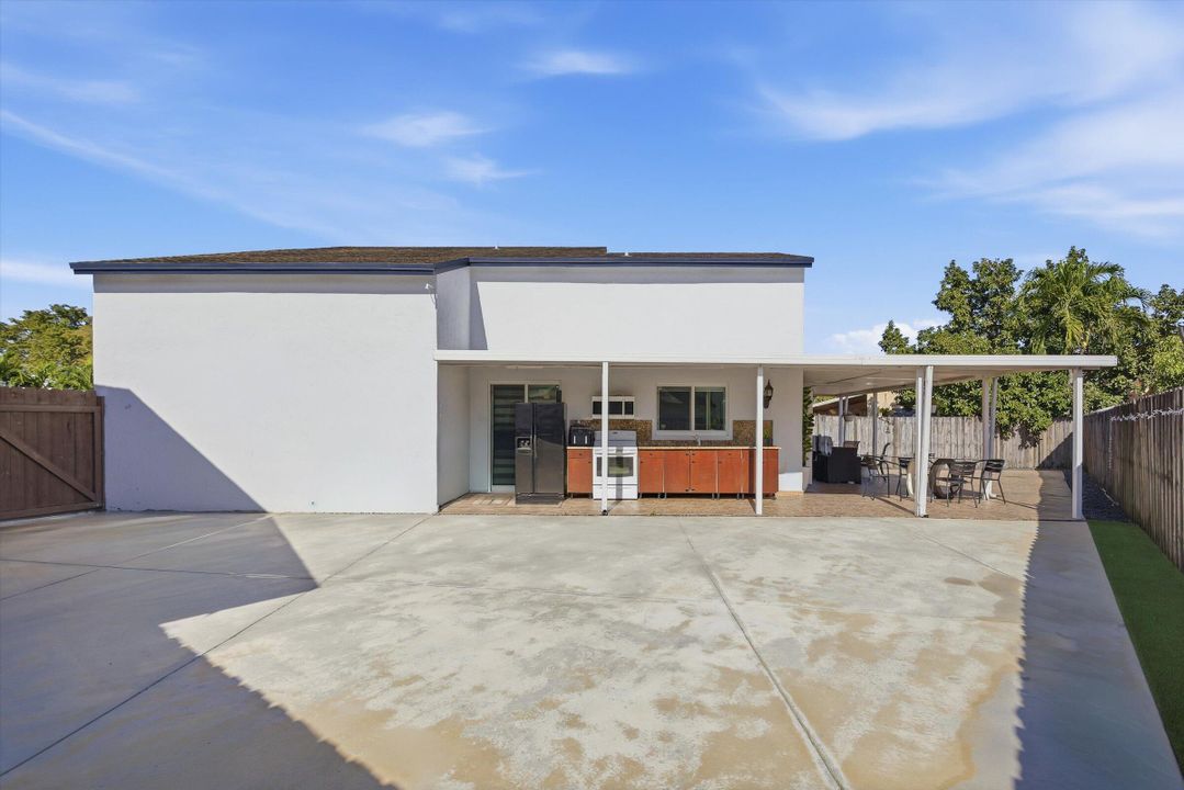 For Sale: $569,900 (3 beds, 2 baths, 1425 Square Feet)