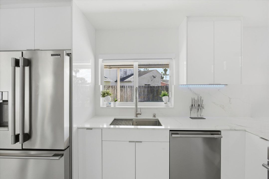 For Sale: $569,900 (3 beds, 2 baths, 1425 Square Feet)