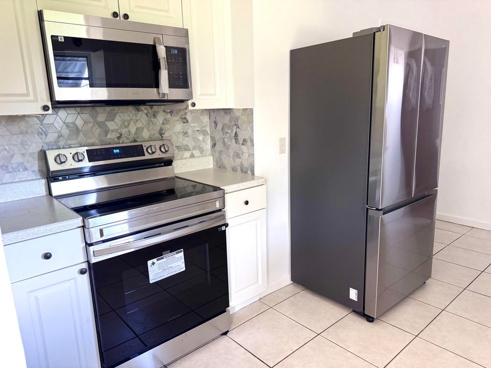 出租: $2,400 (2 贝兹, 2 浴室, 1004 平方英尺)