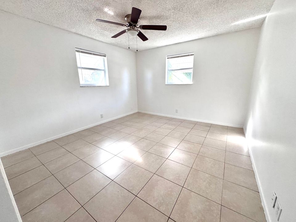 出租: $2,400 (2 贝兹, 2 浴室, 1004 平方英尺)