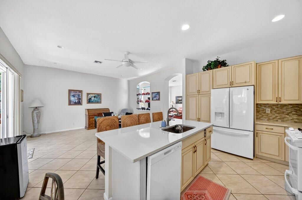 待售: $365,000 (2 贝兹, 2 浴室, 2080 平方英尺)