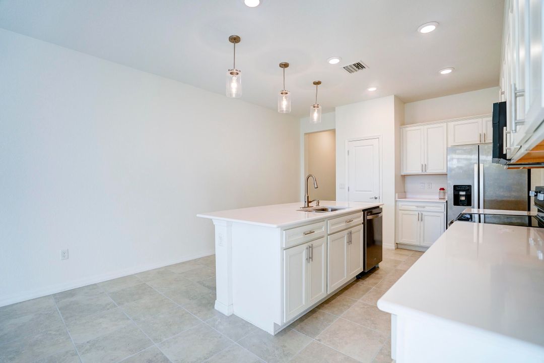 出租: $3,100 (3 贝兹, 2 浴室, 1612 平方英尺)