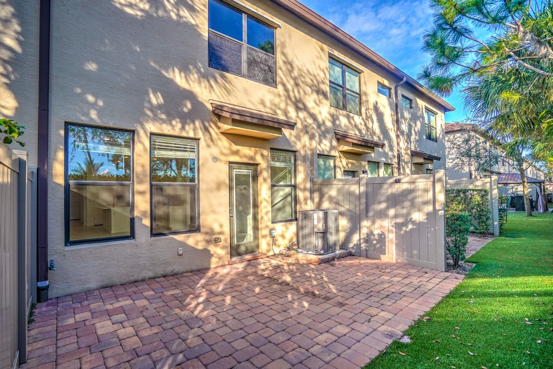 出租: $3,100 (3 贝兹, 2 浴室, 1612 平方英尺)