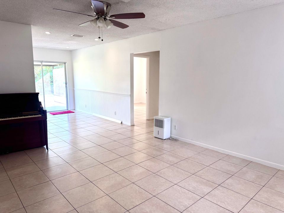 待售: $399,999 (2 贝兹, 2 浴室, 1004 平方英尺)