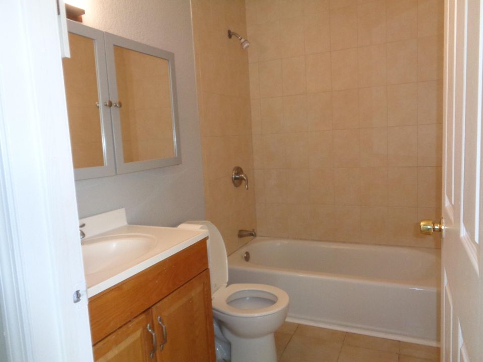 出租: $2,500 (3 贝兹, 1 浴室, 1226 平方英尺)