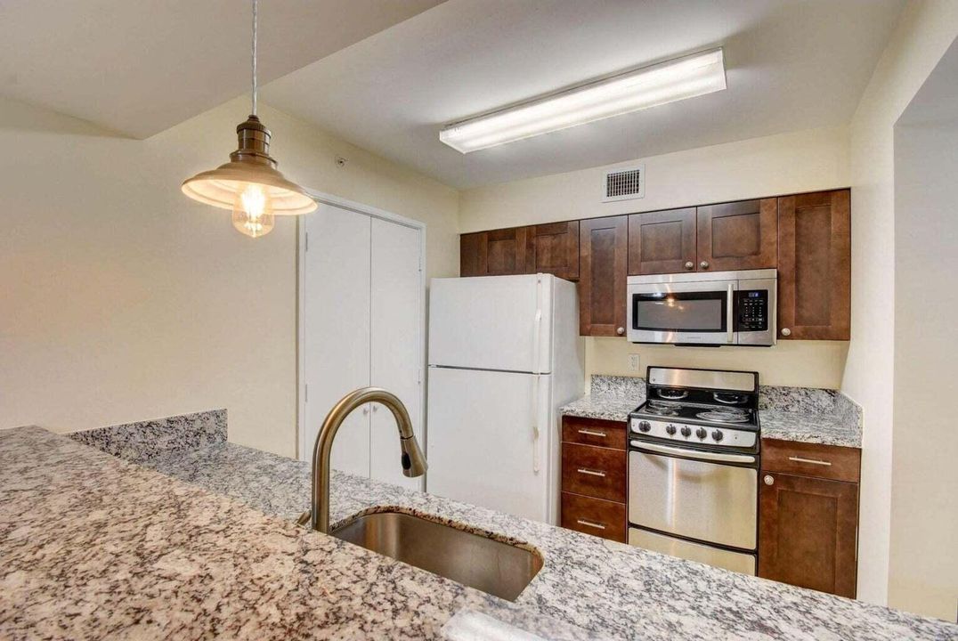 For Sale: $220,000 (1 beds, 1 baths, 898 Square Feet)