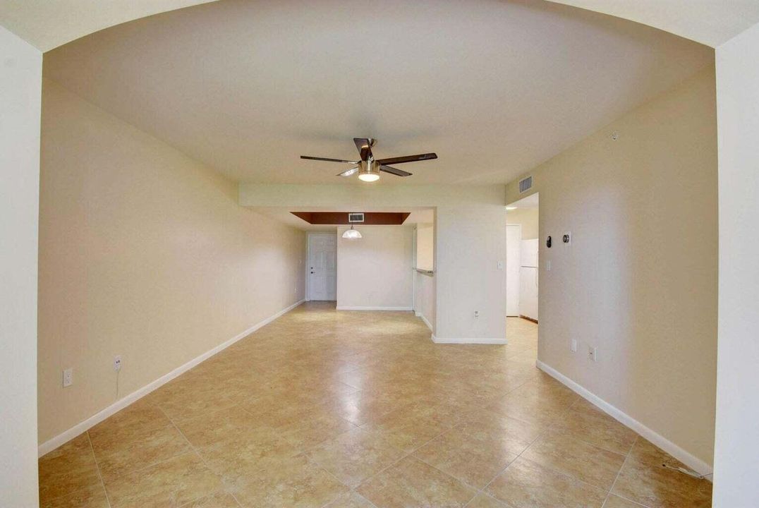 For Sale: $220,000 (1 beds, 1 baths, 898 Square Feet)