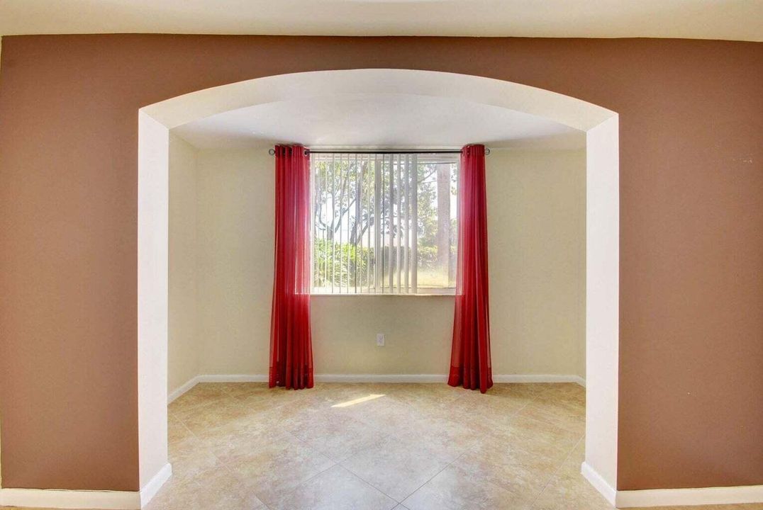 For Sale: $220,000 (1 beds, 1 baths, 898 Square Feet)