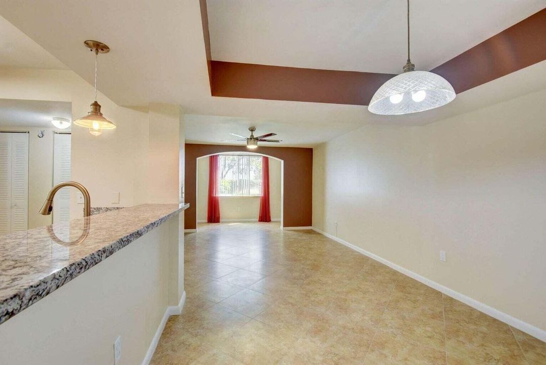 For Sale: $220,000 (1 beds, 1 baths, 898 Square Feet)