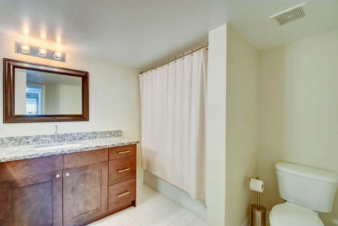 For Sale: $220,000 (1 beds, 1 baths, 898 Square Feet)