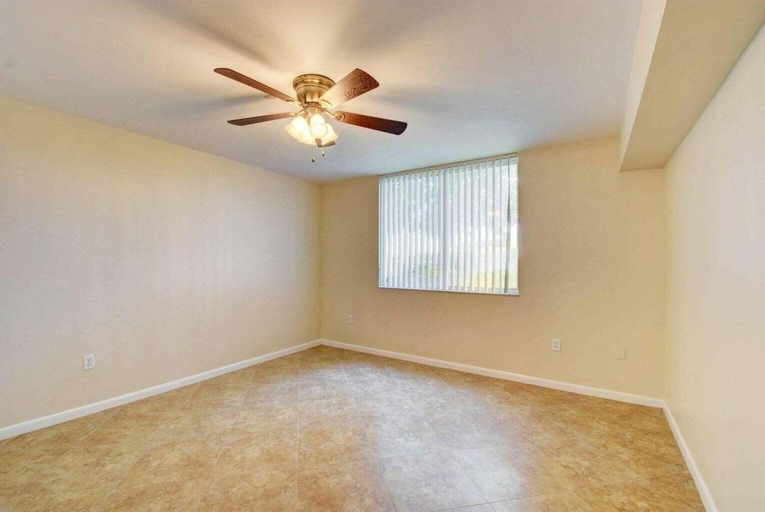 For Sale: $220,000 (1 beds, 1 baths, 898 Square Feet)