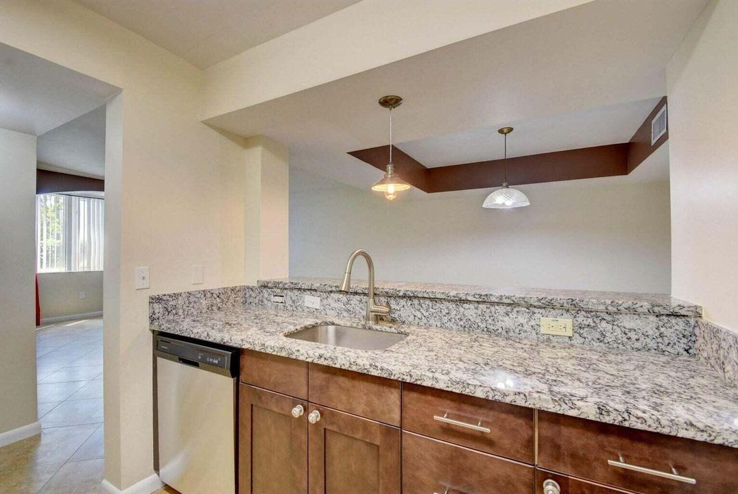 For Sale: $220,000 (1 beds, 1 baths, 898 Square Feet)