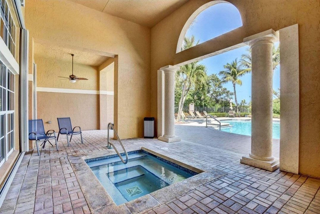 For Sale: $220,000 (1 beds, 1 baths, 898 Square Feet)