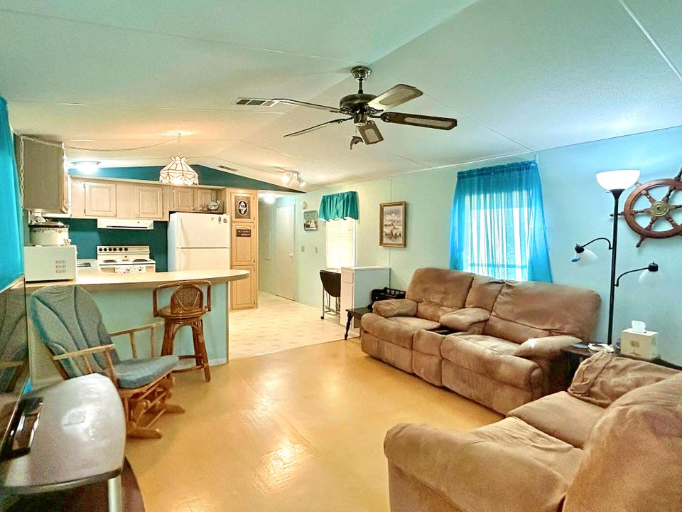 На продажу: $125,000 (2 спален, 2 ванн, 1207 Квадратных фут)