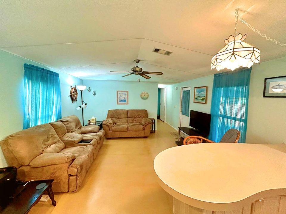 На продажу: $125,000 (2 спален, 2 ванн, 1207 Квадратных фут)