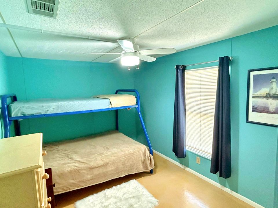 На продажу: $125,000 (2 спален, 2 ванн, 1207 Квадратных фут)