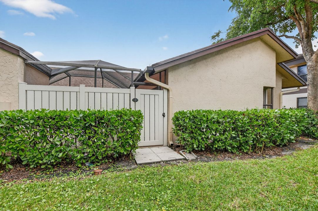 For Sale: $275,000 (2 beds, 2 baths, 1106 Square Feet)