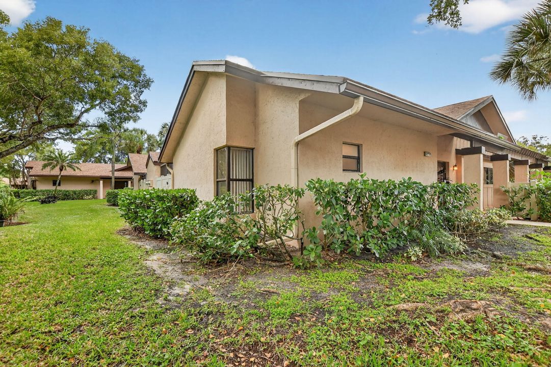 For Sale: $275,000 (2 beds, 2 baths, 1106 Square Feet)