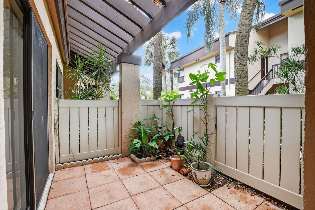 For Sale: $275,000 (2 beds, 2 baths, 1106 Square Feet)