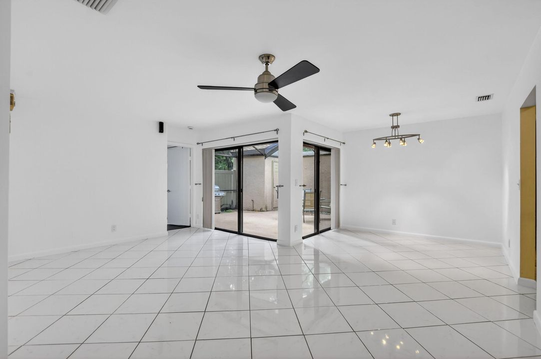 For Sale: $275,000 (2 beds, 2 baths, 1106 Square Feet)