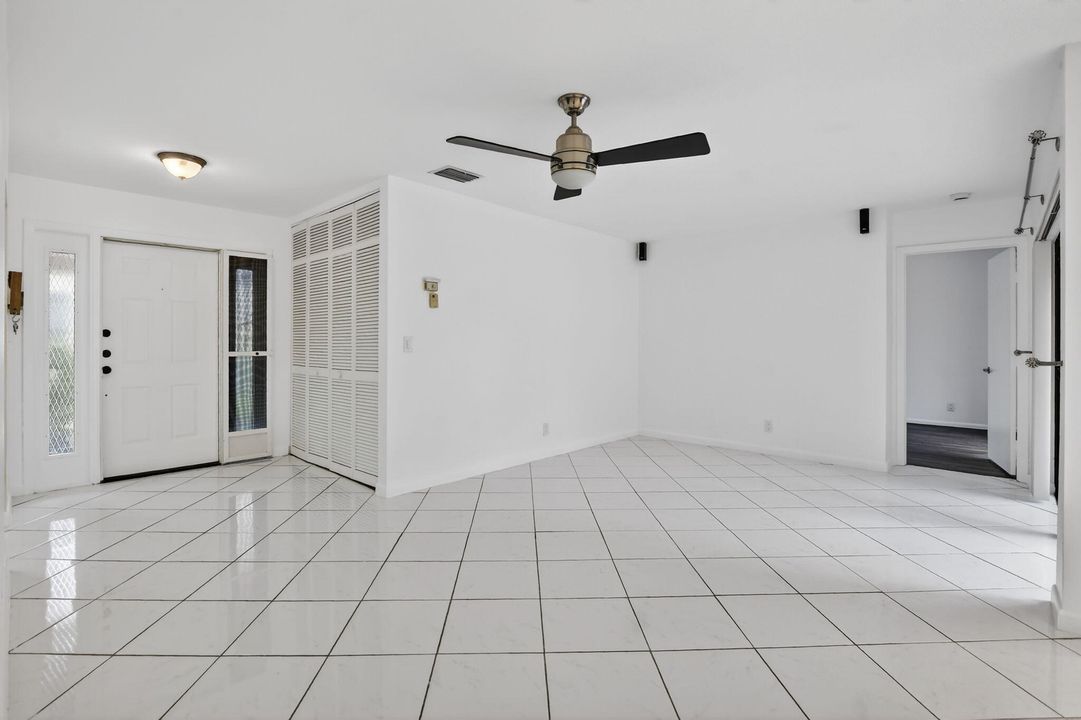 For Sale: $275,000 (2 beds, 2 baths, 1106 Square Feet)
