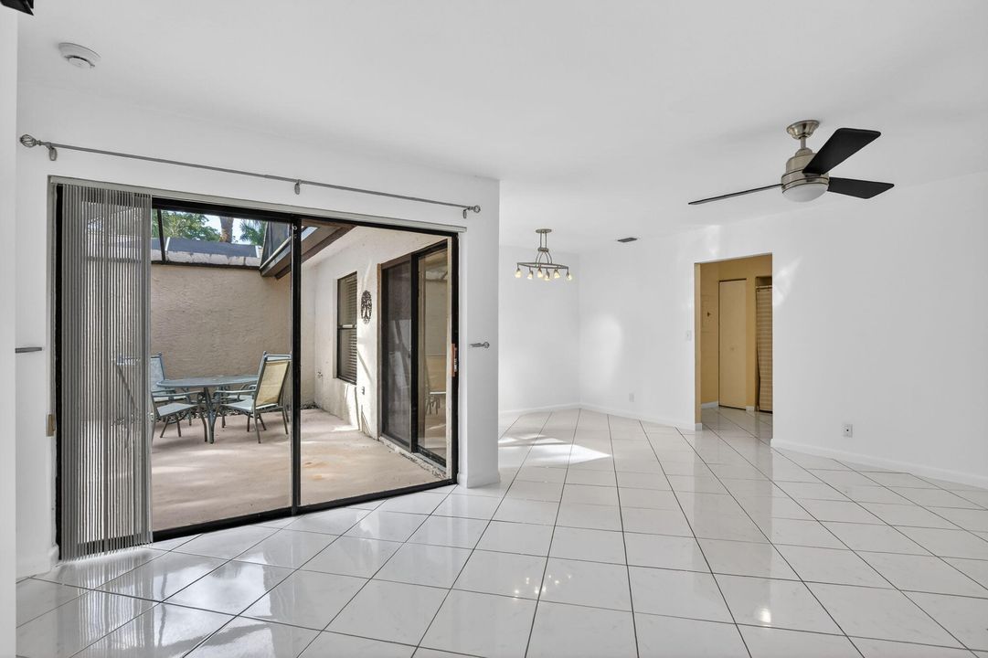 For Sale: $275,000 (2 beds, 2 baths, 1106 Square Feet)