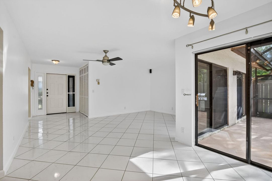 For Sale: $275,000 (2 beds, 2 baths, 1106 Square Feet)