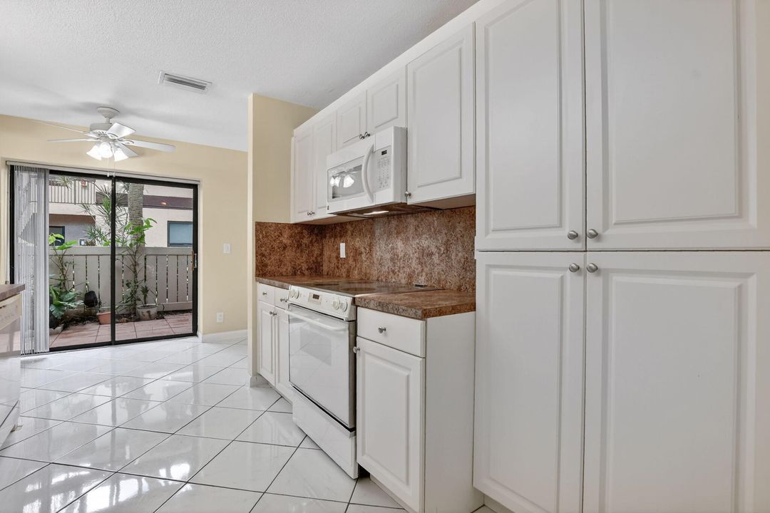 For Sale: $275,000 (2 beds, 2 baths, 1106 Square Feet)