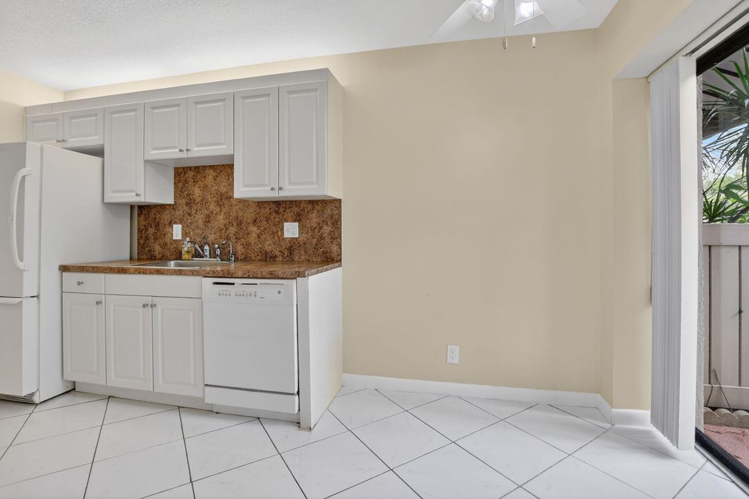 For Sale: $275,000 (2 beds, 2 baths, 1106 Square Feet)