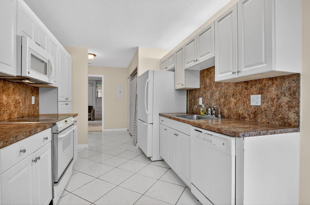 For Sale: $275,000 (2 beds, 2 baths, 1106 Square Feet)