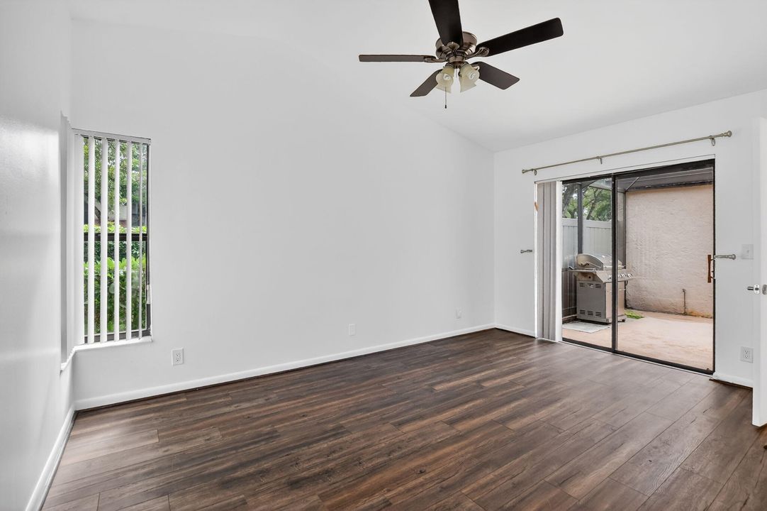 For Sale: $275,000 (2 beds, 2 baths, 1106 Square Feet)