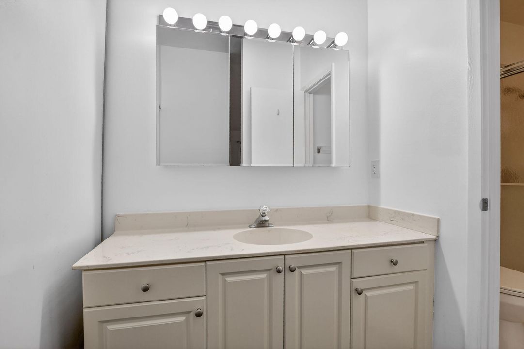 For Sale: $275,000 (2 beds, 2 baths, 1106 Square Feet)