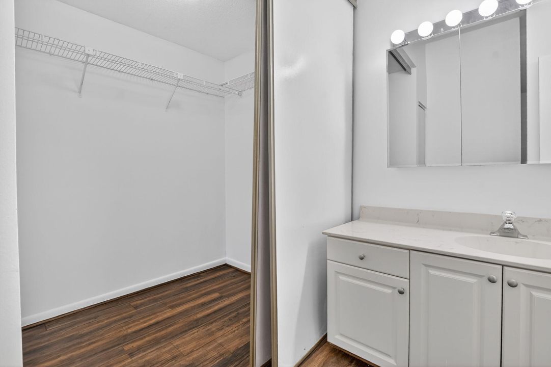 For Sale: $275,000 (2 beds, 2 baths, 1106 Square Feet)