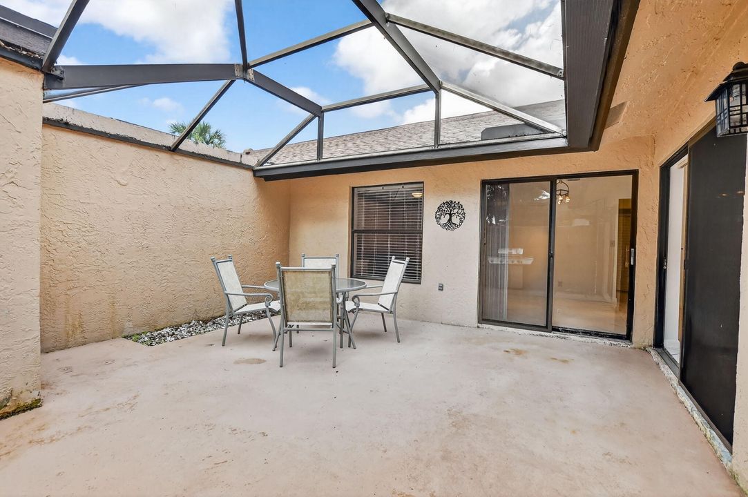 For Sale: $275,000 (2 beds, 2 baths, 1106 Square Feet)