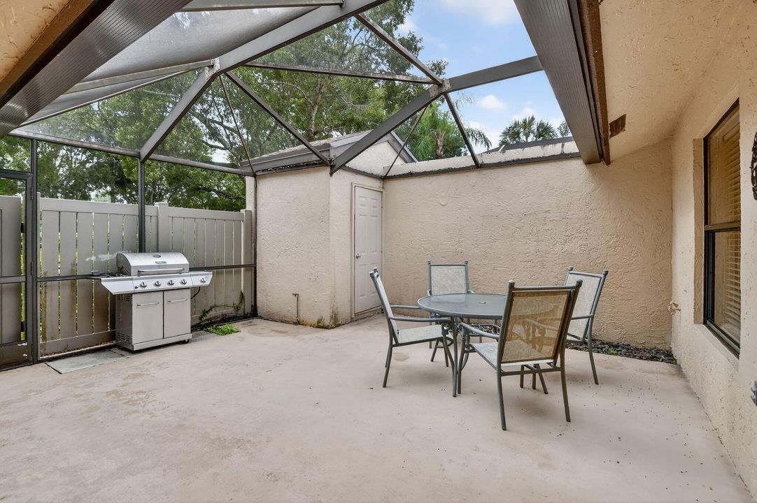 For Sale: $275,000 (2 beds, 2 baths, 1106 Square Feet)