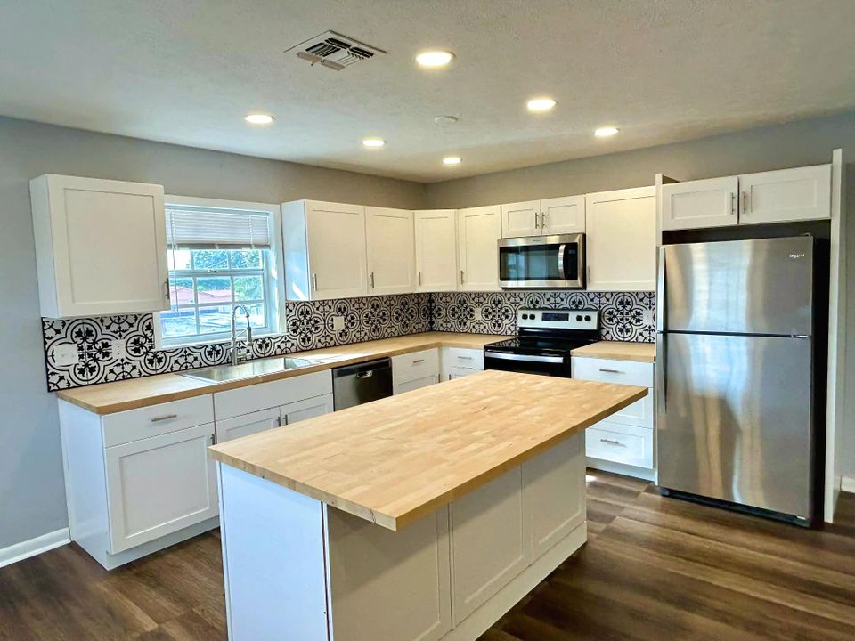 For Rent: $1,500 (2 beds, 1 baths, 900 Square Feet)