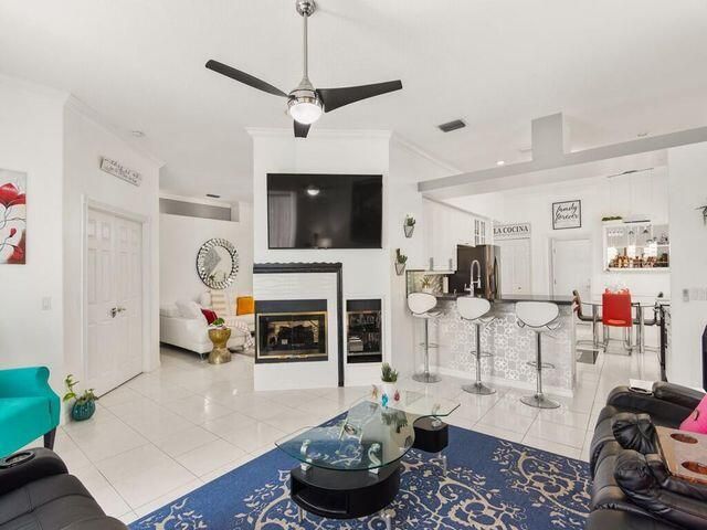 На продажу: $329,900 (2 спален, 2 ванн, 2014 Квадратных фут)