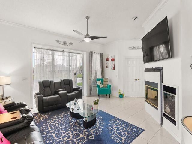 На продажу: $329,900 (2 спален, 2 ванн, 2014 Квадратных фут)