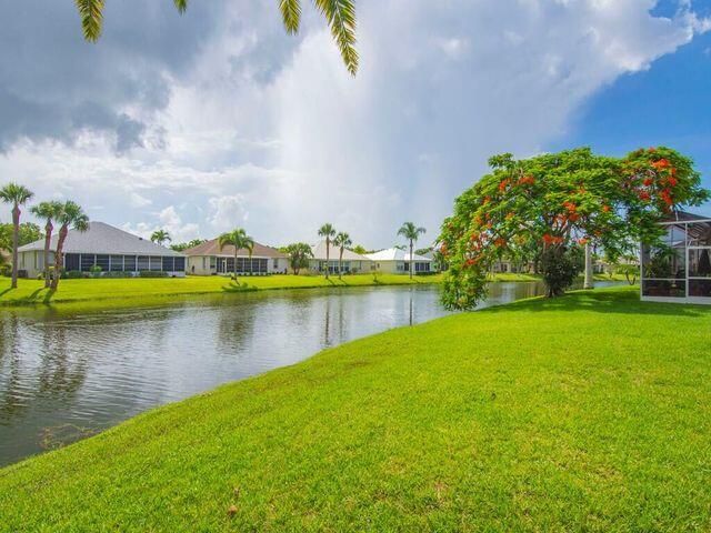 На продажу: $329,900 (2 спален, 2 ванн, 2014 Квадратных фут)